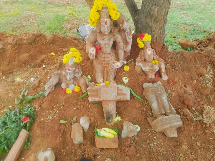 పొలంలో బయటపడ్డ పురాతన విగ్రహాలు.!