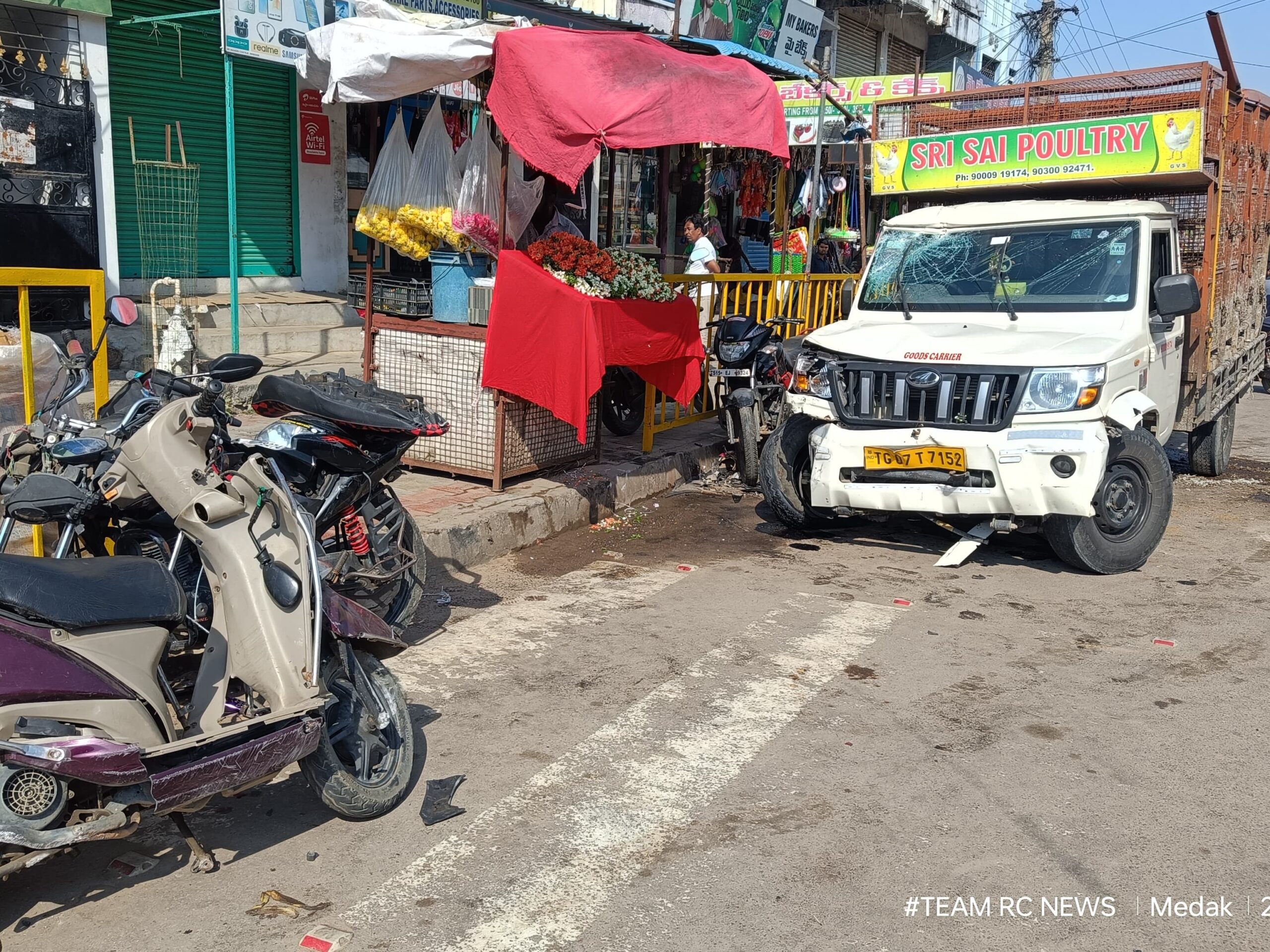 నర్సాపూర్‌లో వ్యాను బీభత్సం