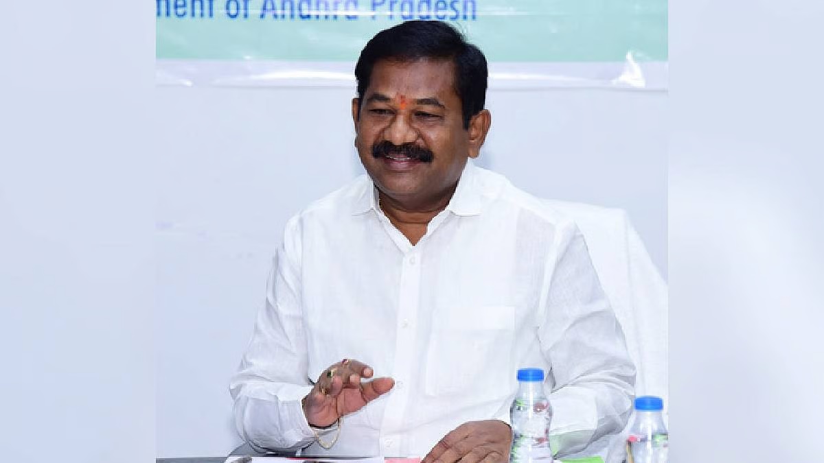 ఎగ్ కార్ట్స్ పంపిణీ చేసిన మంత్రి డీఎస్‌బీవీ