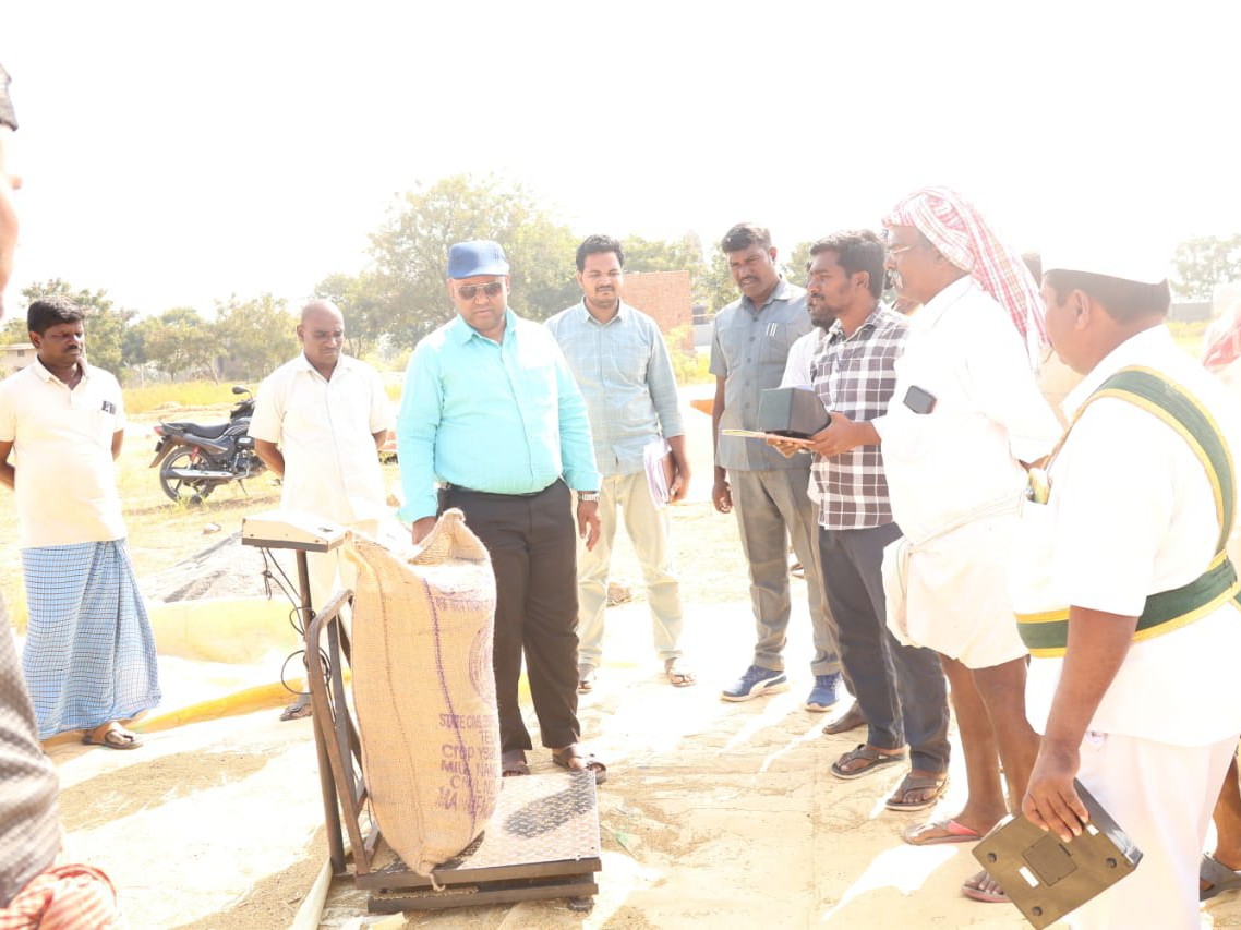 ధాన్యం కొనుగోలు తీరును పరిశీలించిన కలెక్టర్