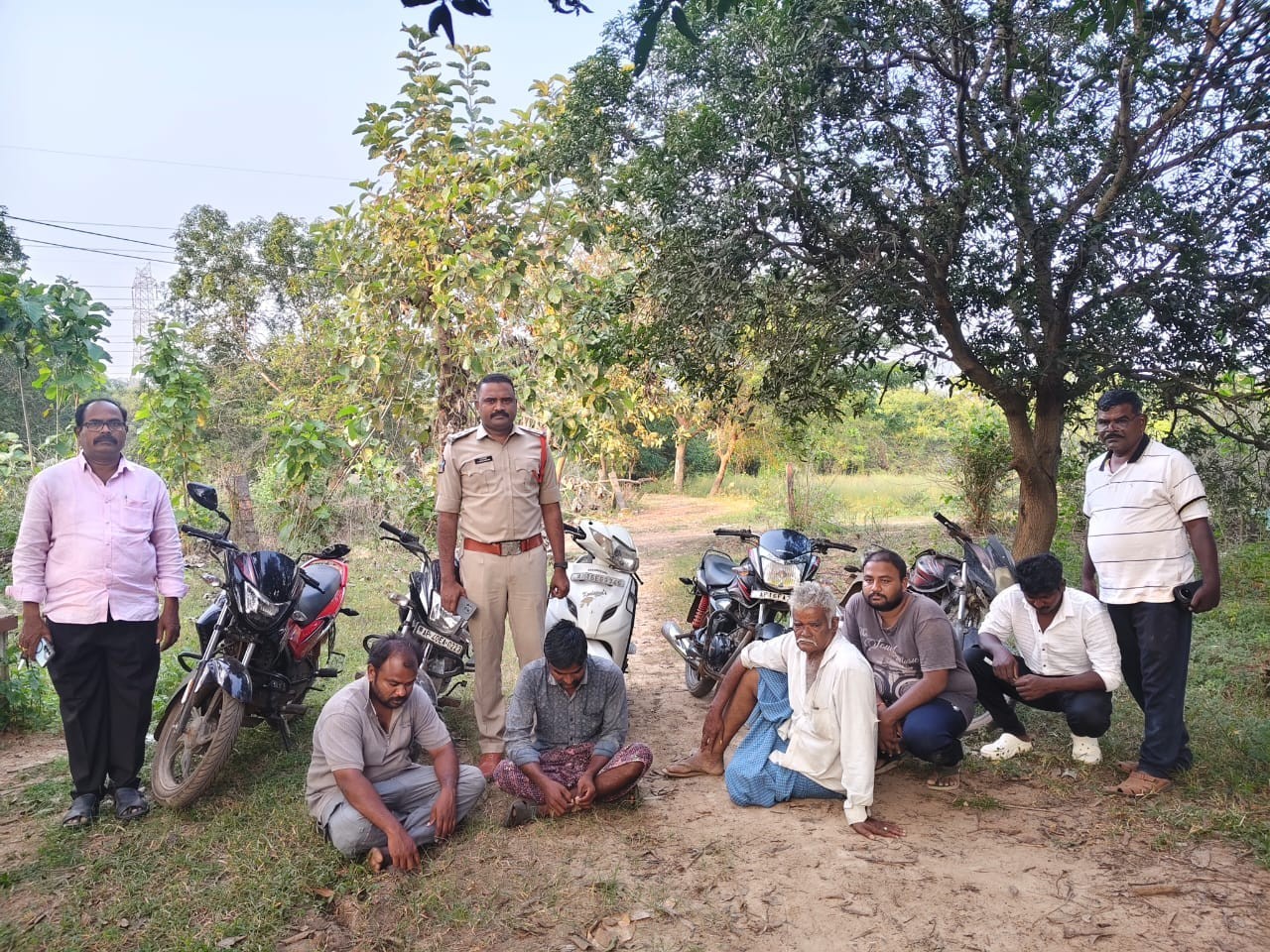 పేకాట శిబిరంపై దాడులు