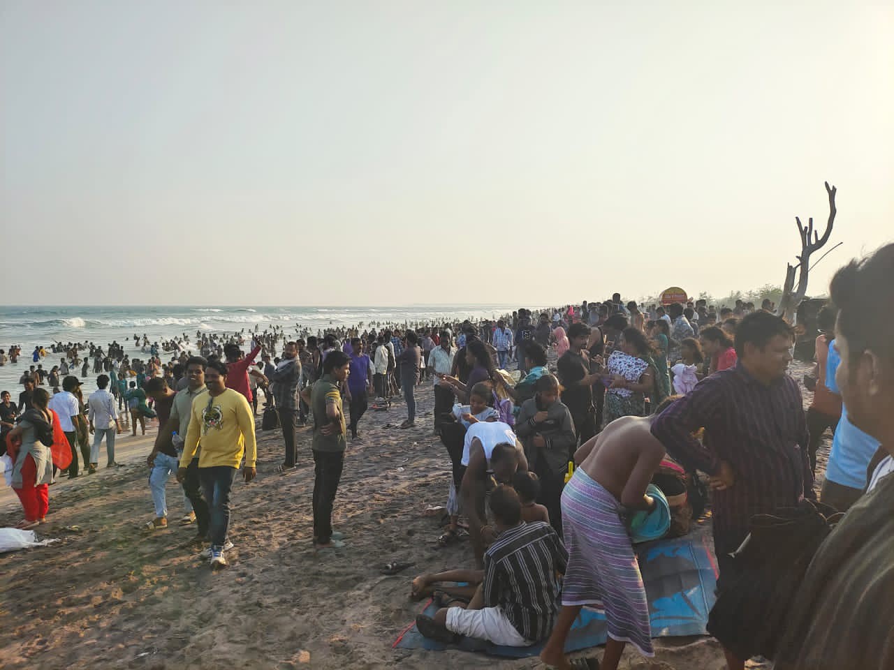 భావనపాడు బీచ్‌లో పర్యాటకుల సందడి