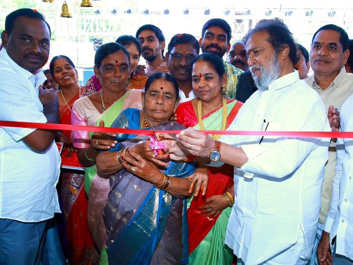 నూతన విమార్ట్‌ను ప్రారంభించిన మంత్రి