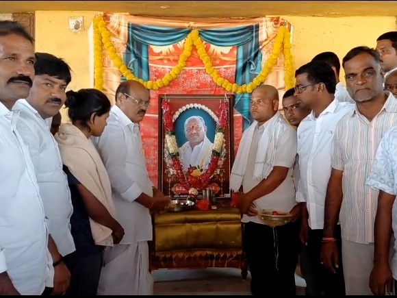 మాలవత్ పూర్ణ కుటుంబానికి పరామర్శించిన మాజీ ఎమ్మెల్యే