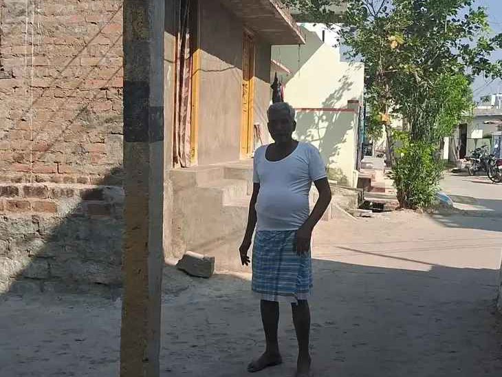 సీసీ రోడ్డు మధ్యలో విద్యుత్ స్తంభం!