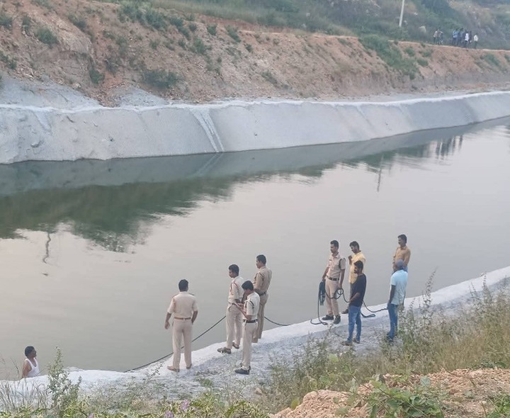 కాలువలో వైద్య అధికారి గల్లంతు