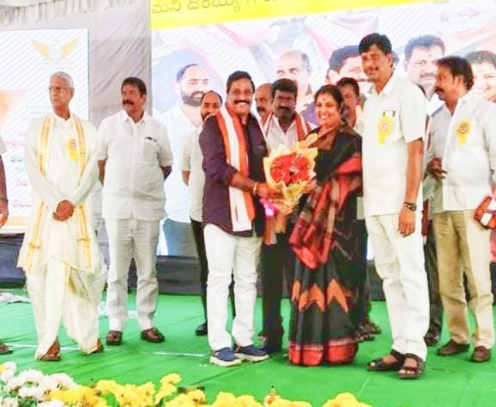 కేంద్రమంత్రిని కలిసిన కమ్మ కార్పొరేషన్ డైరెక్టర్