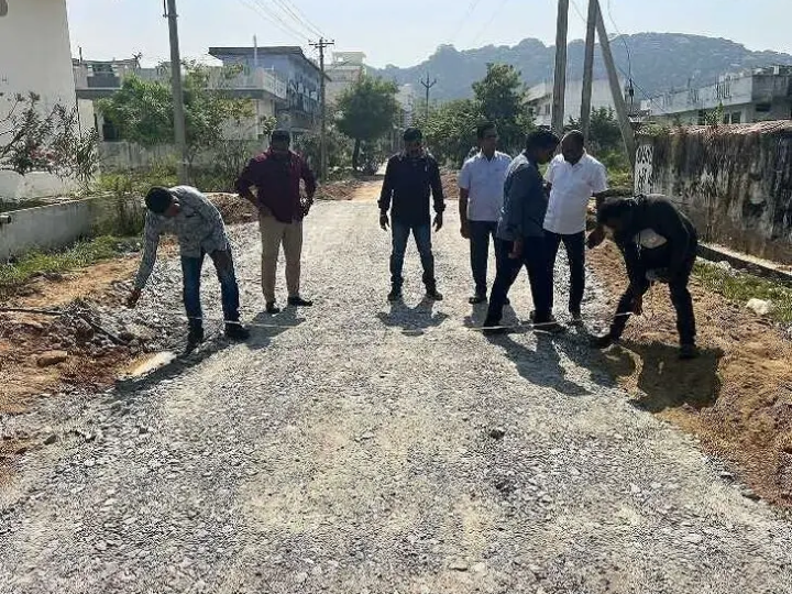 రోడ్డు పనులను పరిశీలించిన BJP నేతలు