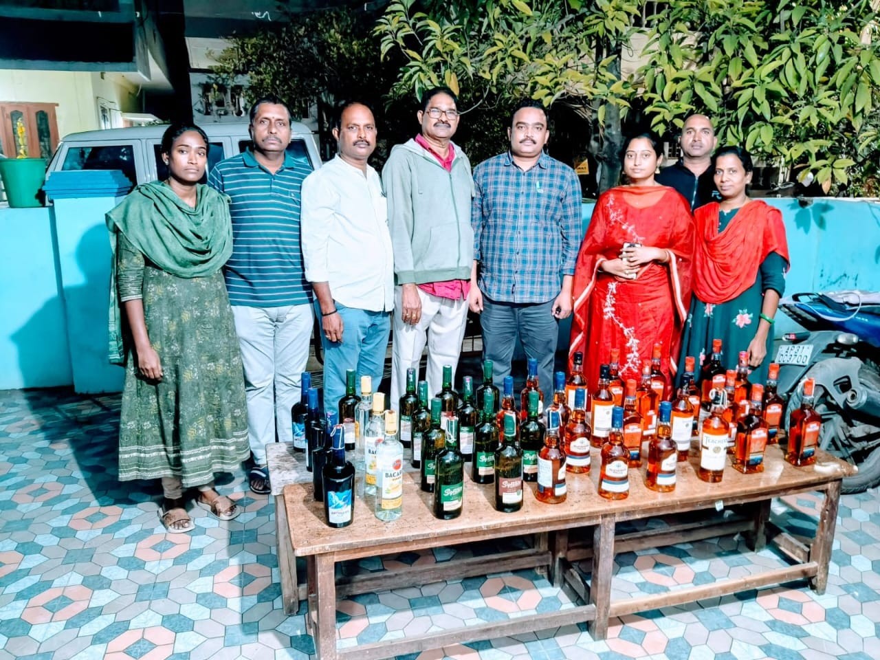 డిఫెన్స్ మద్యం బాటిళ్లతో వ్యక్తి అరెస్ట్