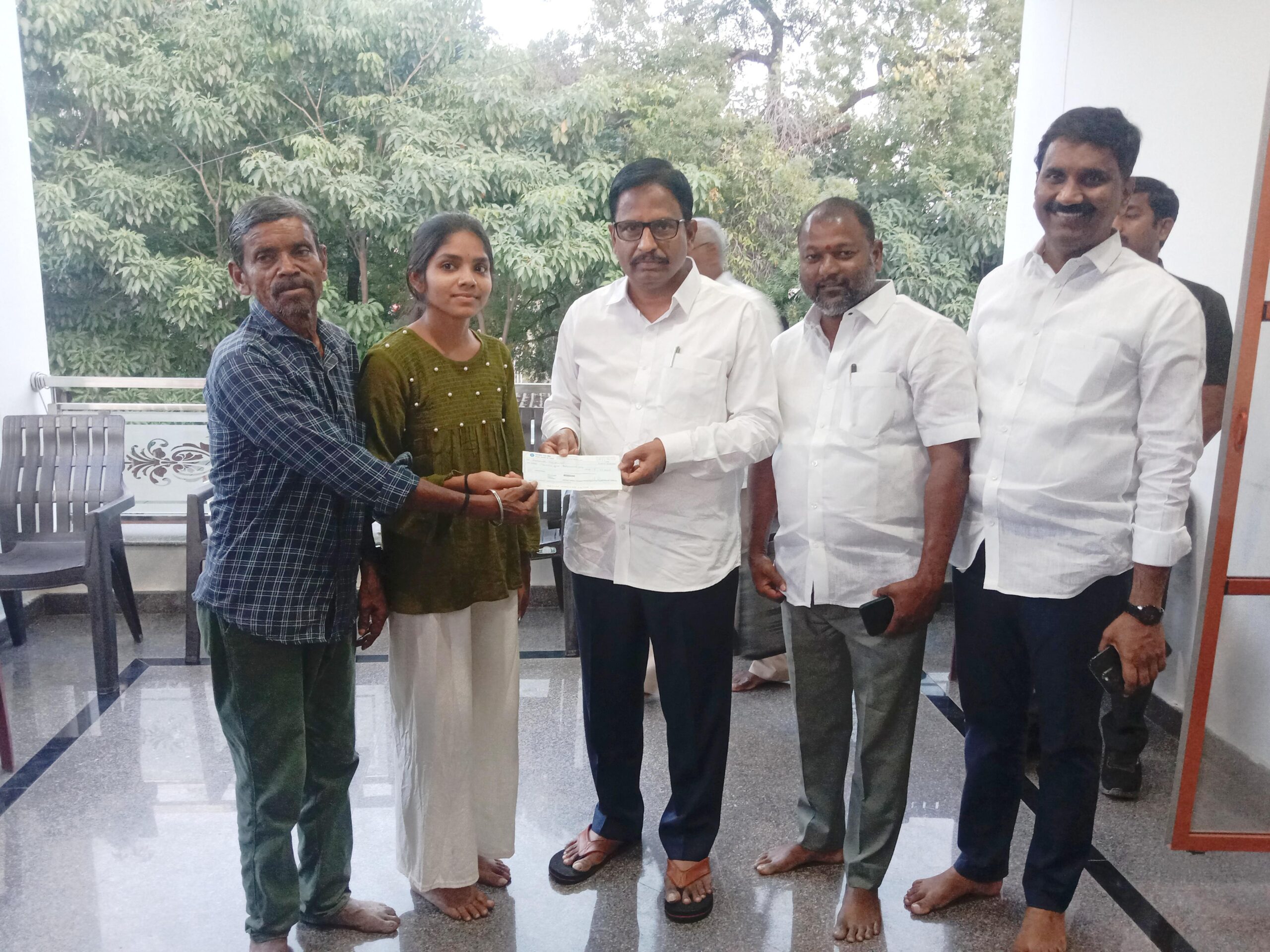 పేద విద్యార్థినికి ఆర్థిక సహాయం