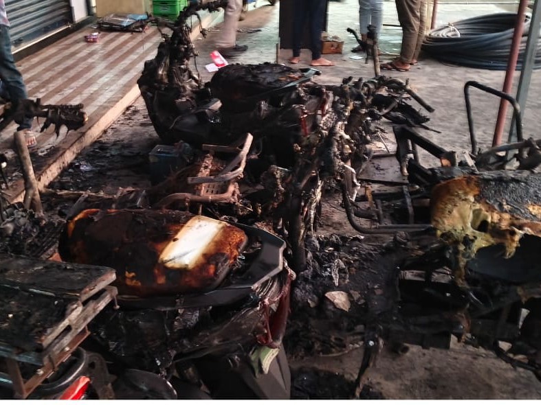 అగ్ని ప్రమాదంతో 12 ఎలక్ట్రిక్ వాహనాలు దగ్ధం