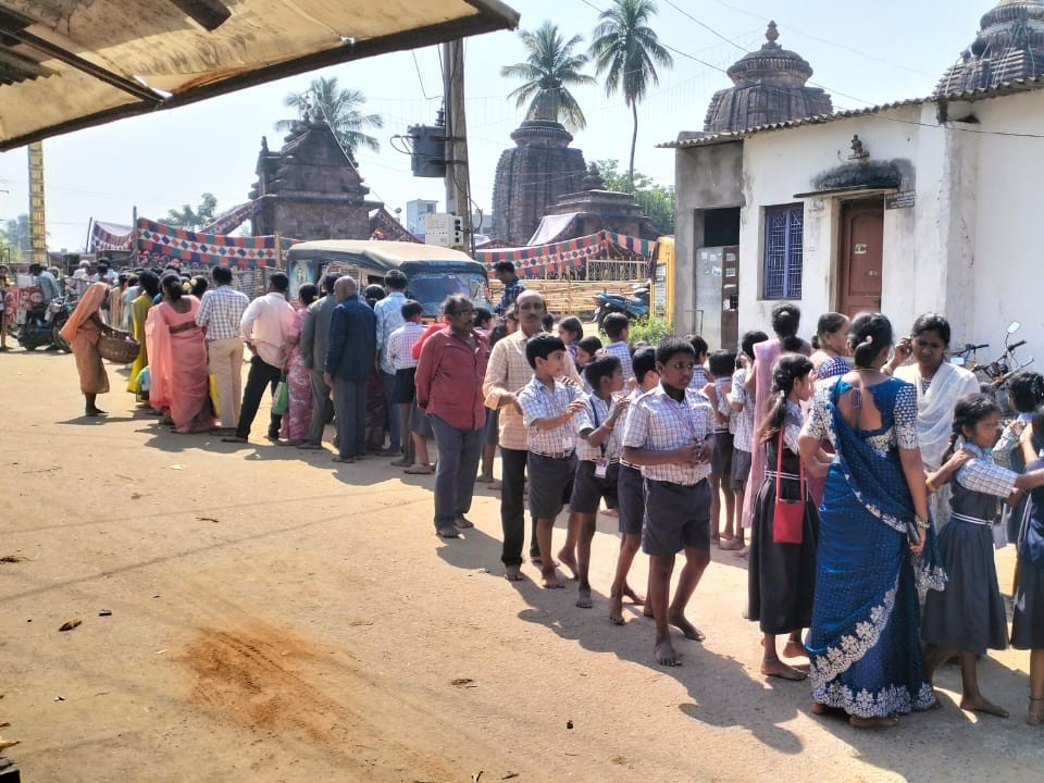 శ్రీముఖలింగం లో భక్తుల రద్దీ..