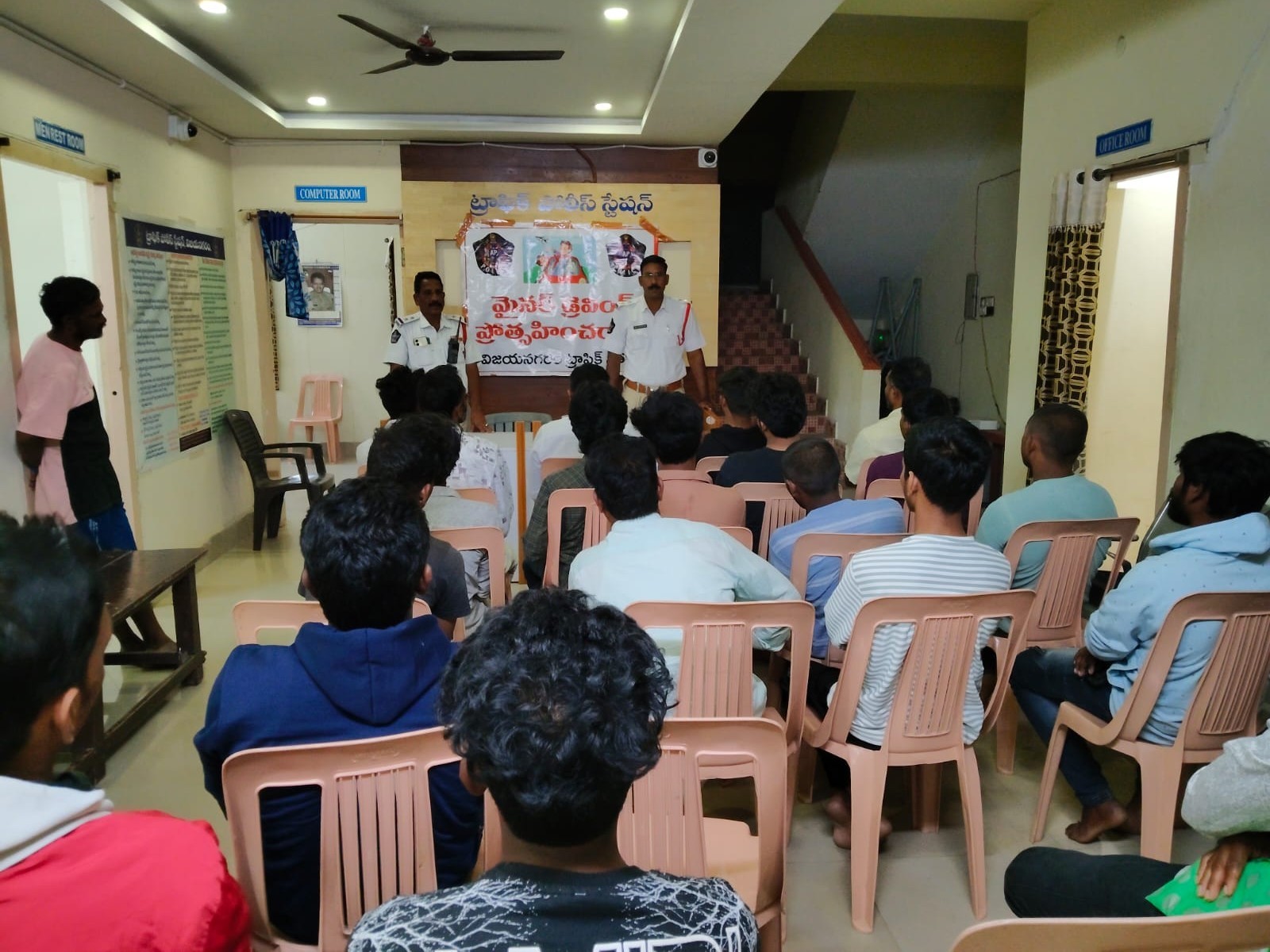 తల్లిదండ్రులకు అవగాహన కల్పించిన ట్రాఫిక్ ఎస్సై