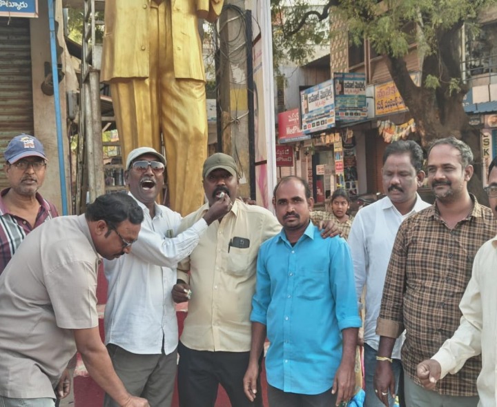 ‘పాత్రికేయులపై దాడులు చేయడం సరి కాదు’