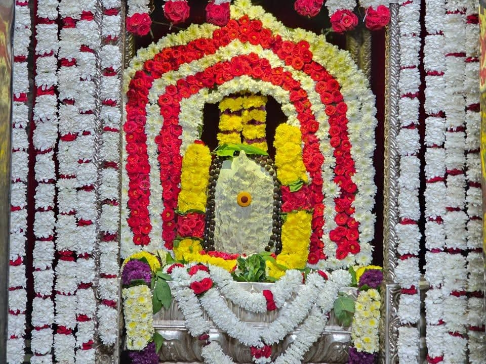 శివయ్యకు పూలతో ప్రత్యేక అలంకరణ