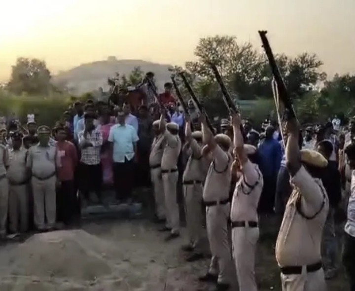 పోలీసు లాంఛనాలతో కమలాకర్ అంత్యక్రియలు