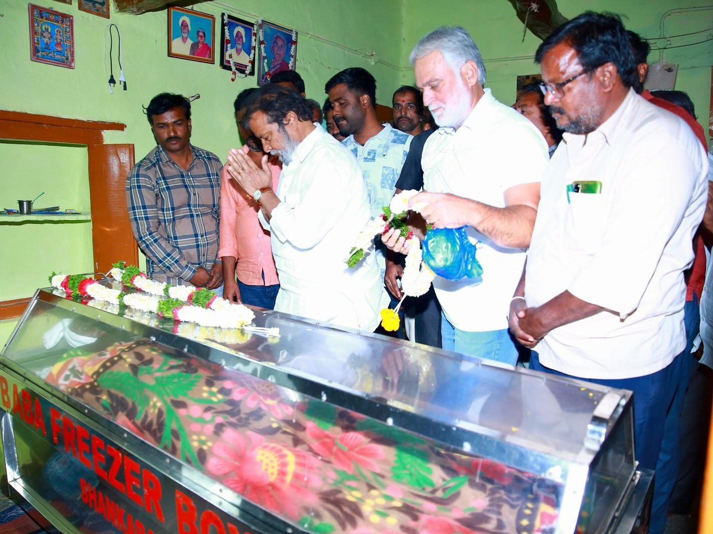 కాంగ్రెస్ నాయకుడికి నివాళులు అర్పించిన మంత్రి