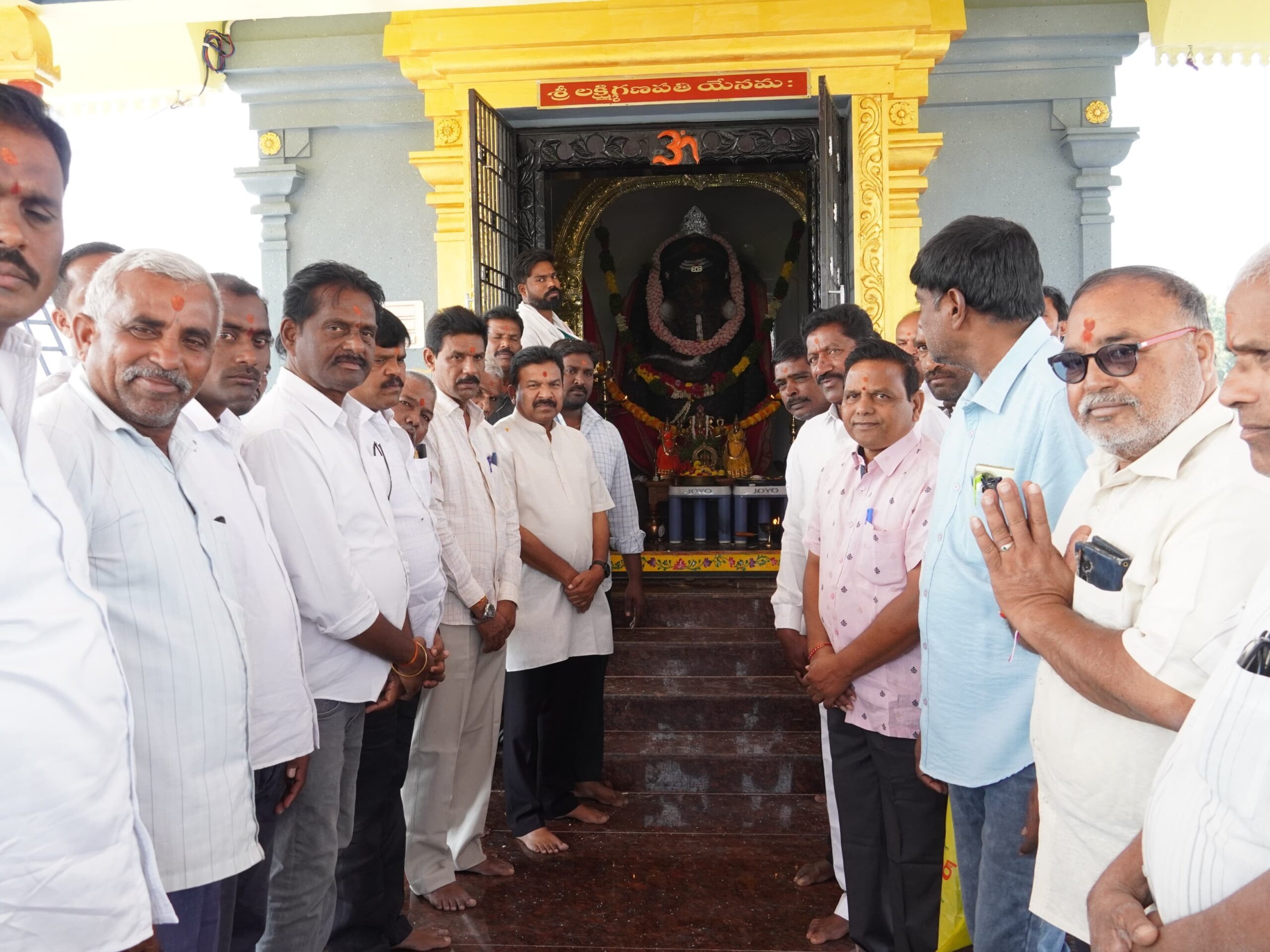 జూబ్లీహిల్స్ విజయానందంలో ఆలయంలో MLA పూజలు