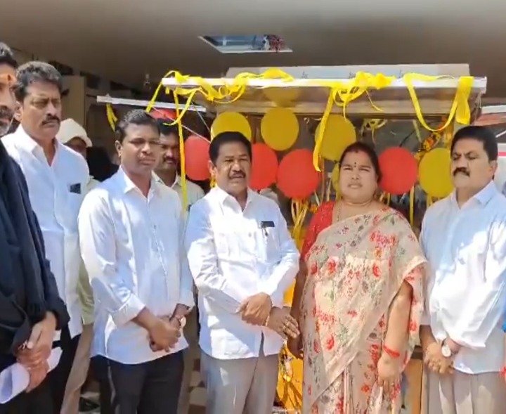 మహిళలు ఆర్థికంగా అభివృద్ధి చెందాలి: మంత్రి