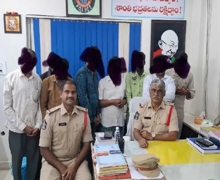 పేకాట శిబిరంపై పోలీసుల దాడి.. 9 మంది అరెస్ట్