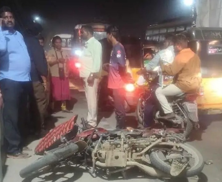 చిత్తూరు రైల్వే ఓవర్ బ్రిడ్జిపై తృటిలో తప్పిన ప్రమాదం