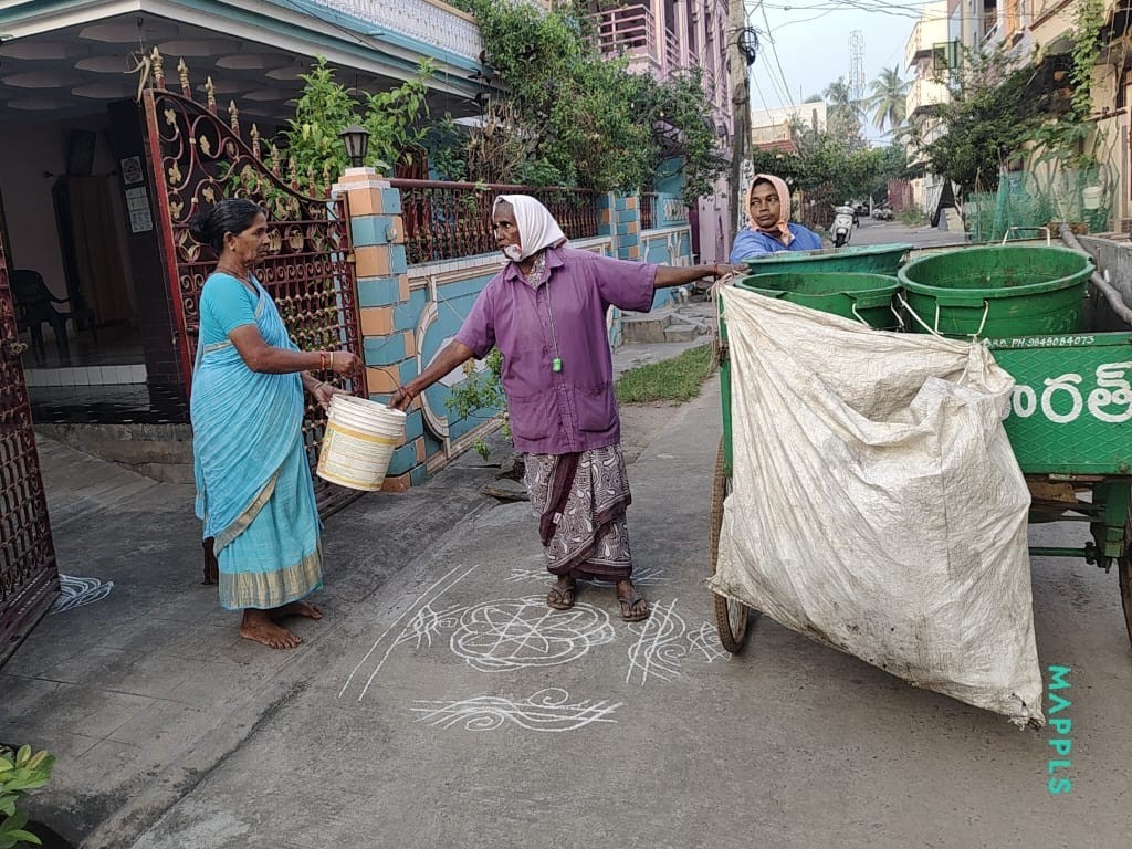 ‘చెత్తను చెత్త బండి వారికే అందజేయాలి’