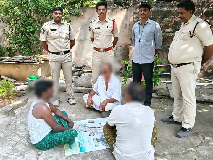 పేకాట శిబిరంపై దాడి.. ముగ్గురు అరెస్ట్