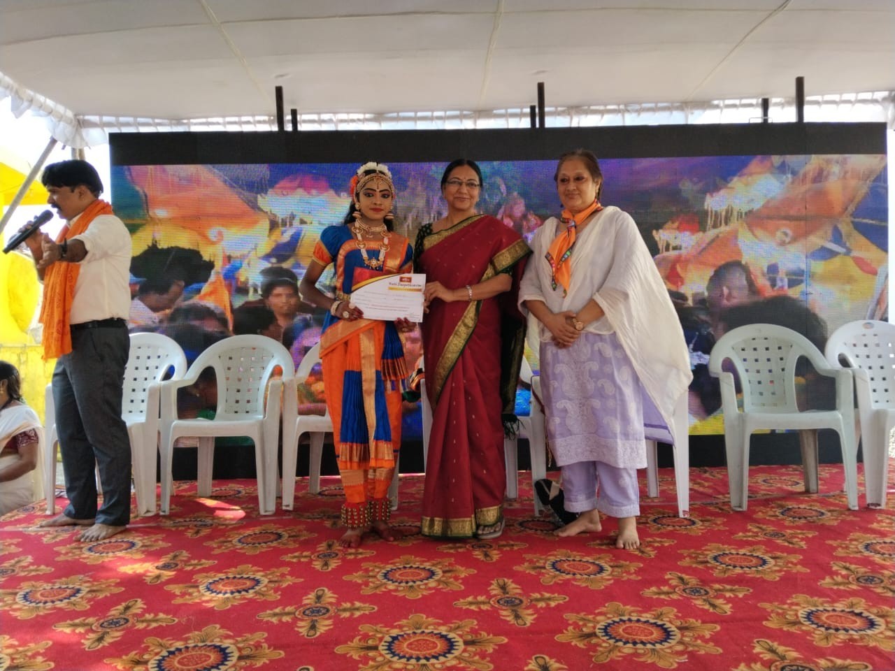 డాన్సర్ నివేదితకు రైల్వే ఉన్నతాధికారుల అభినందన