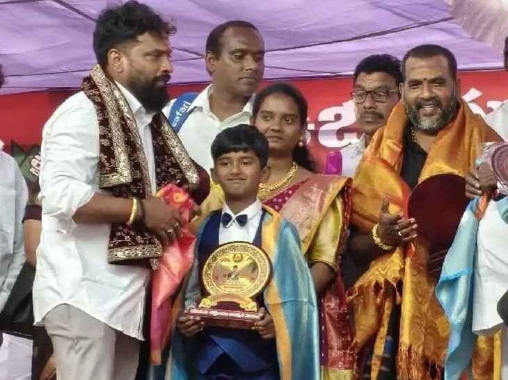 ఇండియా బుక్ ఆఫ్ రికార్డ్స్ విజేతను సత్కరించిన మంత్రి