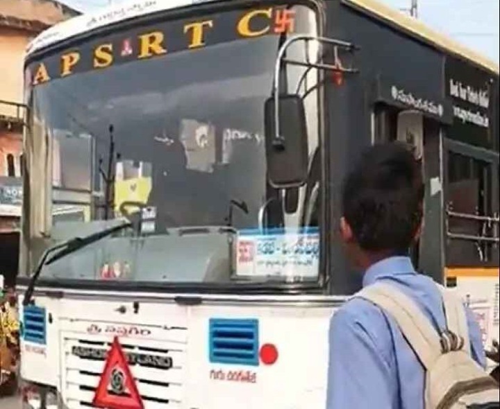 మధ్యలో ఆగిపోయిన ఆర్టీసీ బస్సు