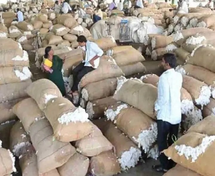 జిన్నింగ్ మిల్లుల విభజనను వ్యతిరేకిస్తున్న రైతులు