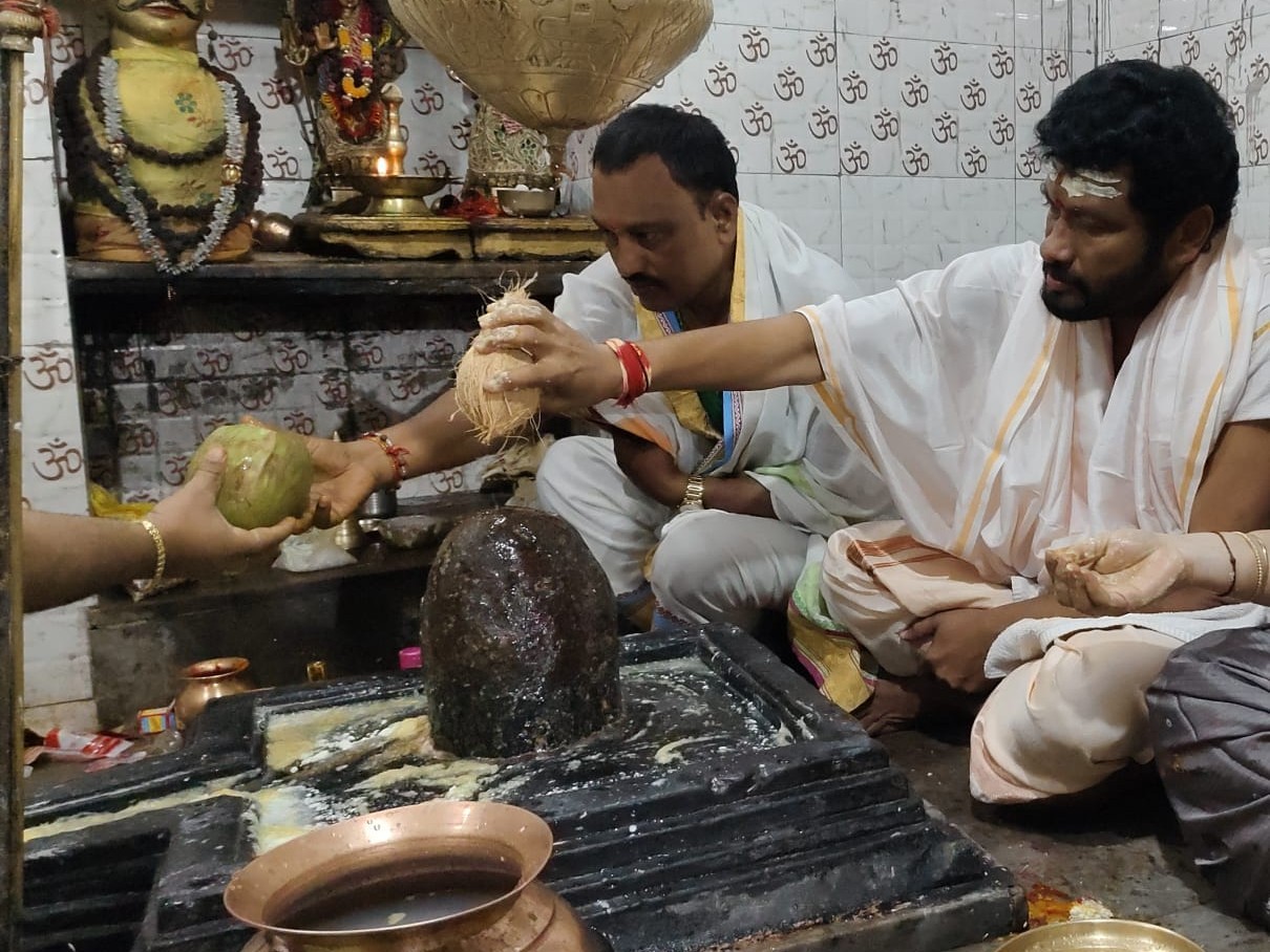 శివాలయంలో పూజలు చేసిన MLA అనిల్ జాదవ్
