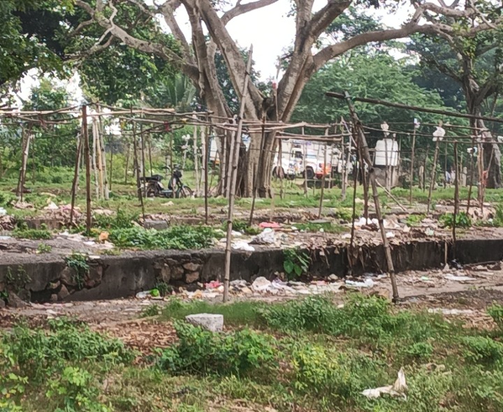 సంతల్లో షెడ్లు నిర్మించారు వ్యాపారులు ఆందోళన