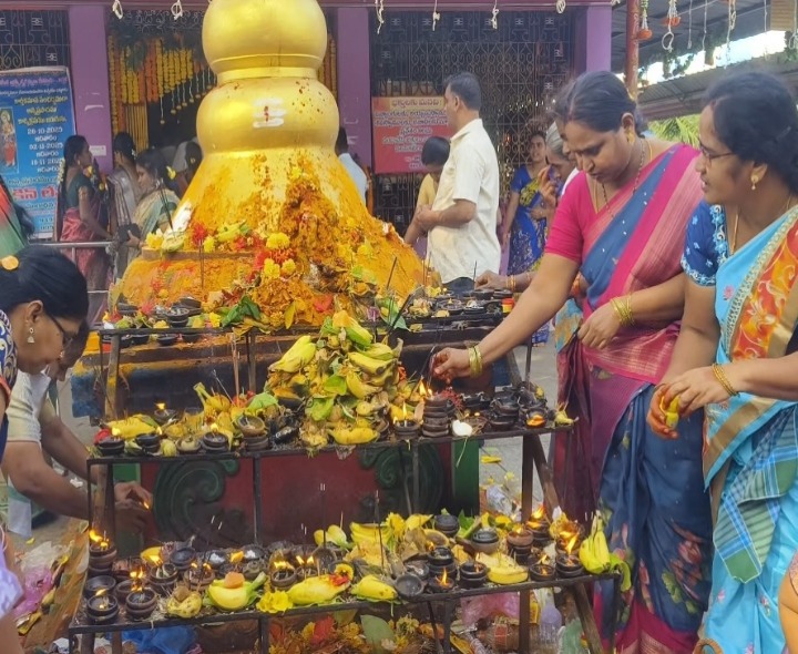 పెడన ఆగష్టేశ్వరాలయంలో భక్తుల రద్దీ