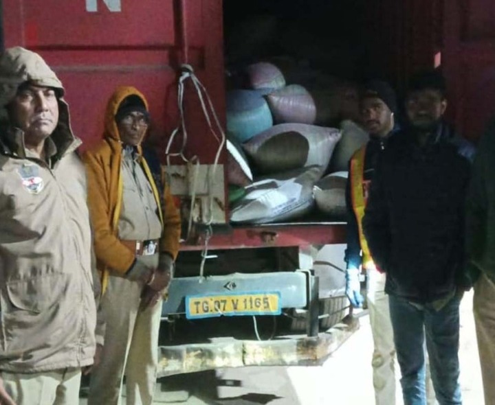 12 క్వింటాళ్ల పీడీఎస్ బియ్యం పట్టివేత