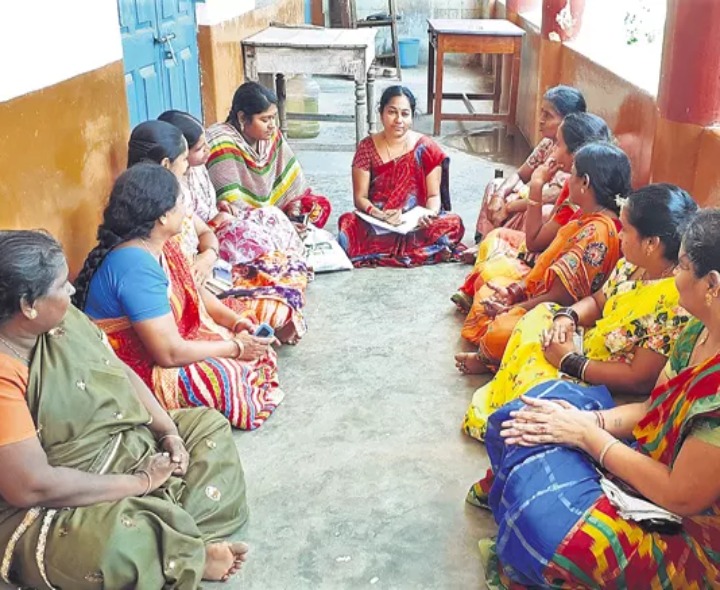 ఏపీలో డ్వాక్రా మహిళలకు రూ. 4 లక్షల సాయం