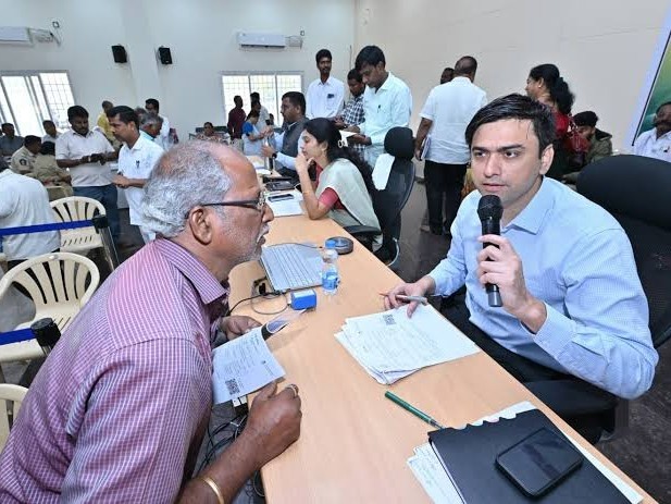 అర్జీలు స్వీకరించిన కలెక్టర్