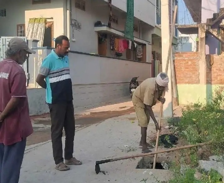 డ్రైనేజీలు శుభ్రం చేసిన మున్సిపల్ సిబ్బంది