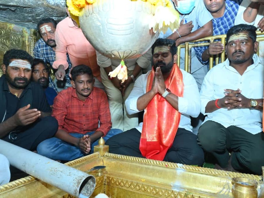 శ్రీ విశ్వేశ్వర స్వామిని దర్శించుకున్న ఎమ్మెల్యే