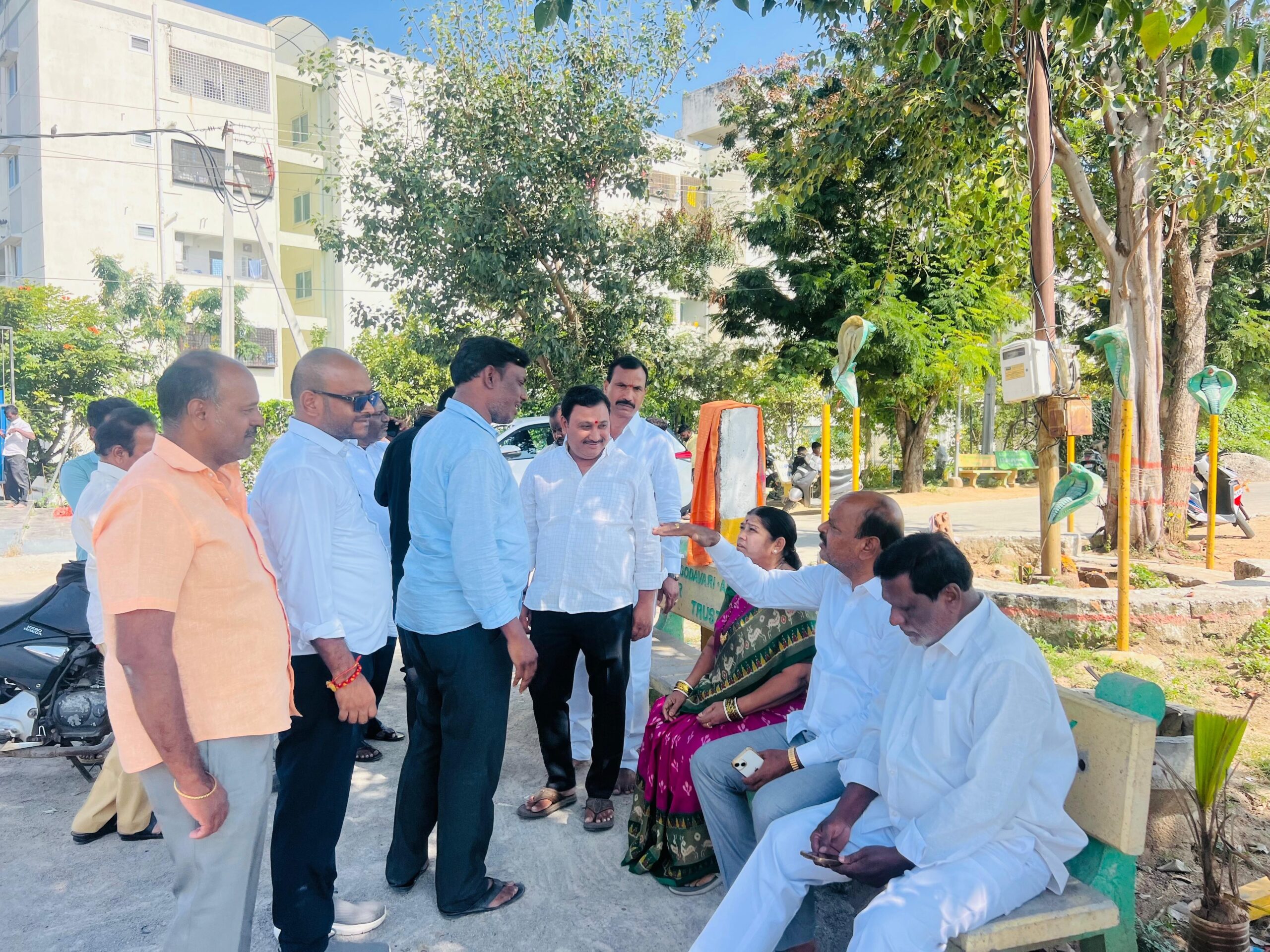 సుందరీకరణ  పనులను పరిశీలించిన కార్పొరేటర్