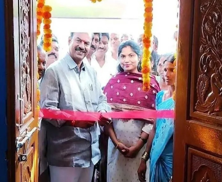 ఇందిరమ్మ ఇంటిని ప్రారంభించిన ఎమ్మెల్యే