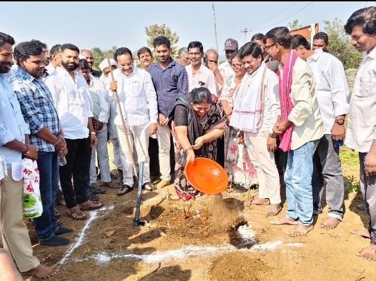 గిరిజన ప్రభుత్వ పాఠశాల భూమి పూజలో పాల్గోన్న ఎమ్మెల్యే, ఎంపీ