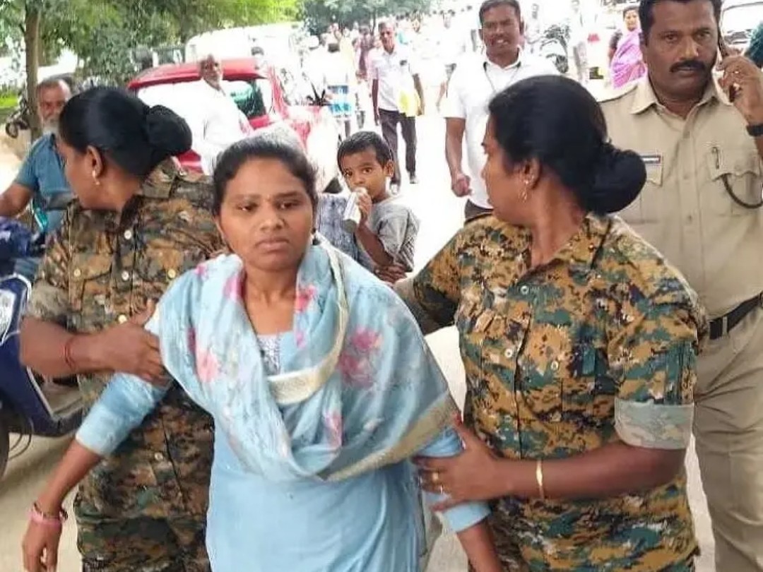 కలెక్టరేట్ ఎదుట మహిళ ఆత్మహత్యాయత్నం