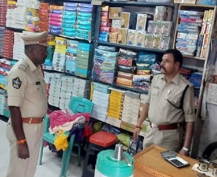 రెండు దుకాణాలలో చోరీకి పాల్పడిన దుండగులు..!