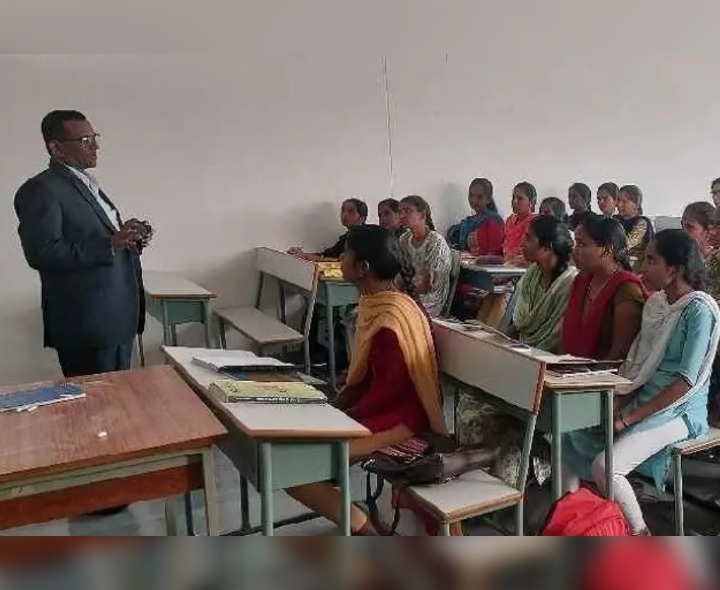 తరగతి గదులను ఆకస్మిక తనిఖీ చేసిన వీసీ