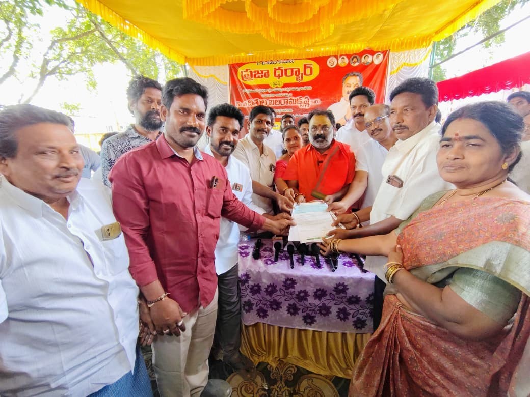 సీఎం సహాయనిధి చెక్కు పంపిణీ చేసిన ఎమ్మెల్యే