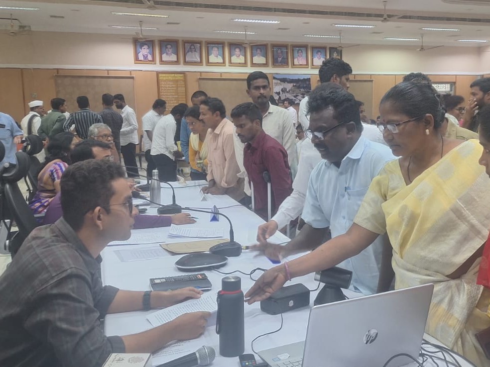 కార్మికుల పని గంటలు తగ్గించాలంటూ గ్రీవెన్స్‌లో ఫిర్యాదు