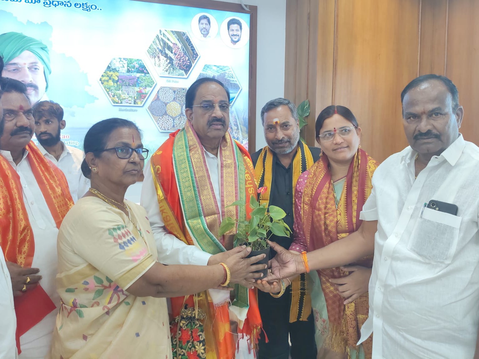 మంత్రులను కలిసిన కమలాపూర్ మార్కెట్ ఛైర్మన్