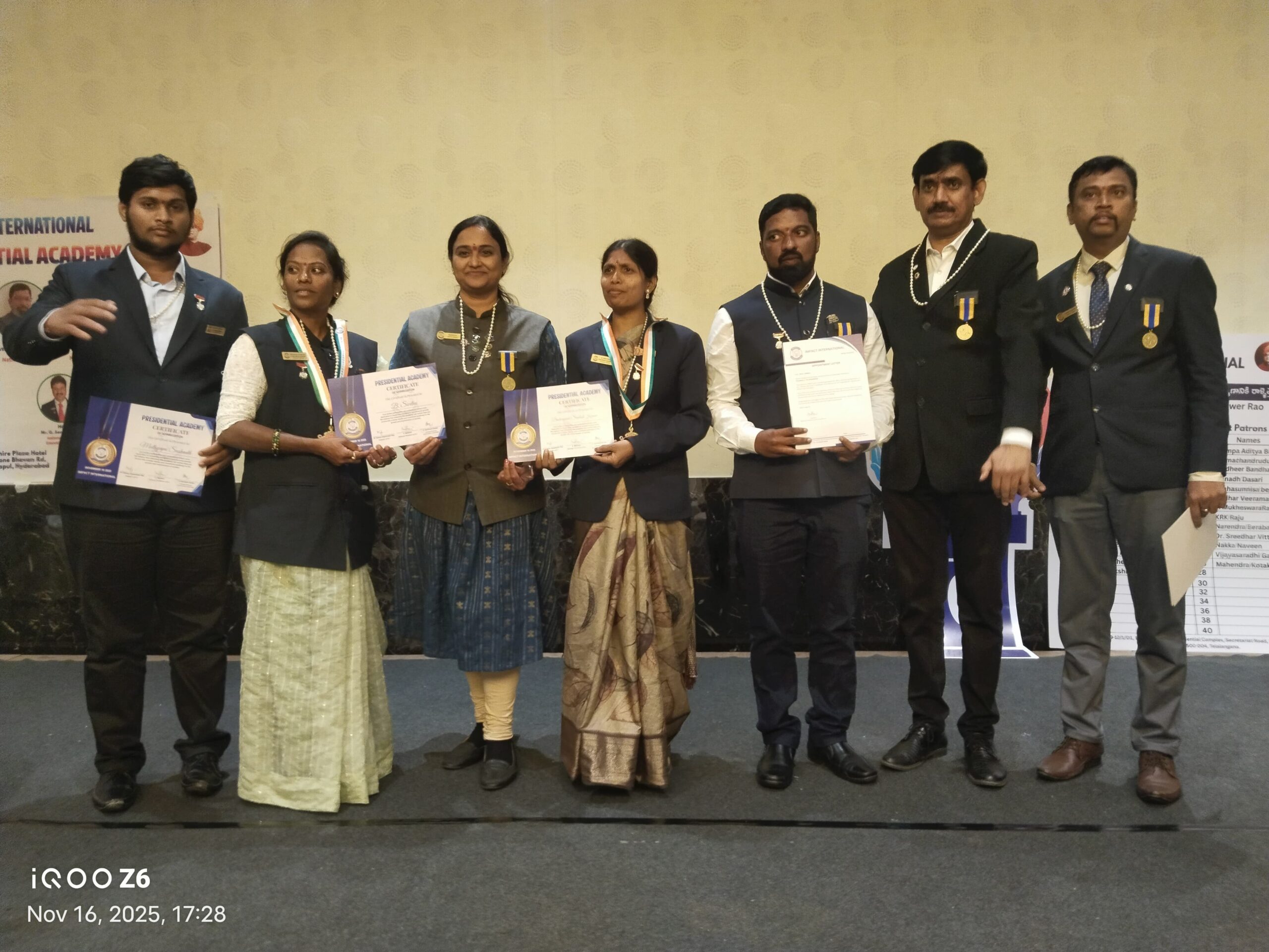 ఖేడ్ వాసులకు ప్రెసిడెంట్ ఉత్తమ ట్రైనర్స్ సర్టిఫికెట్లు