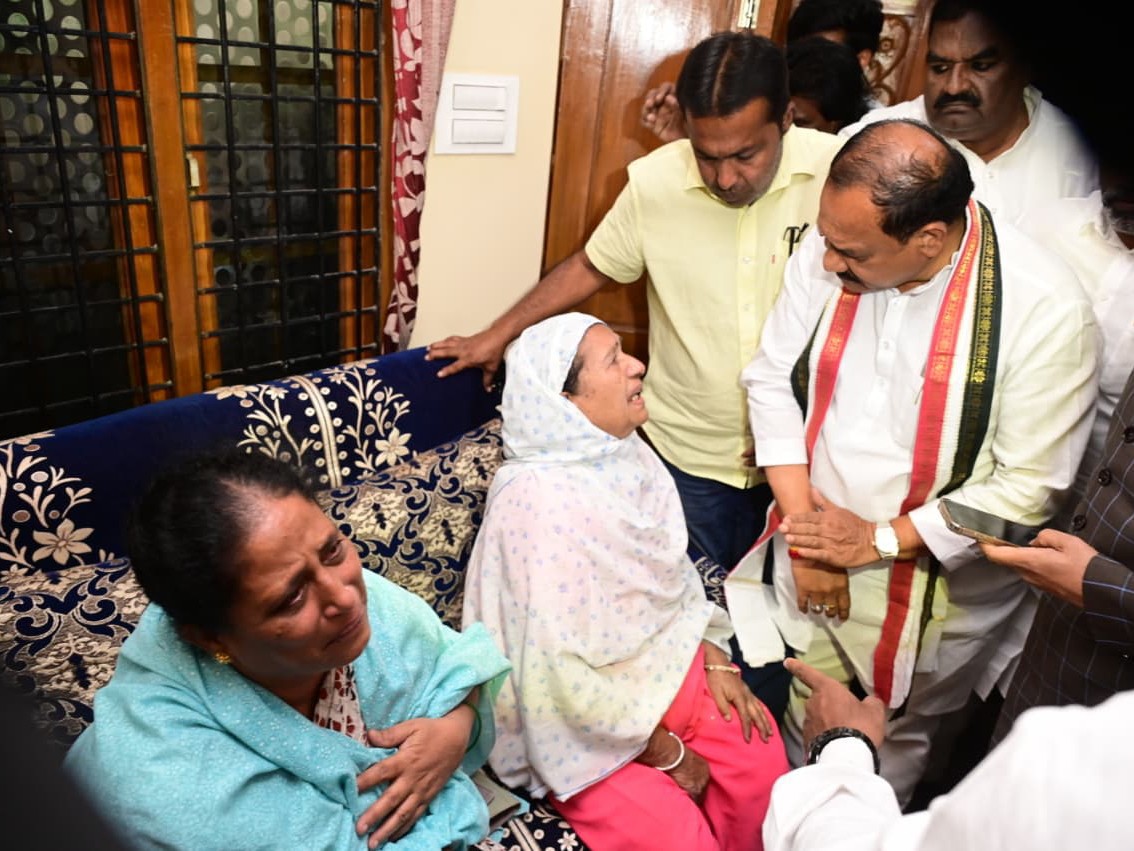 మృతుల కుటుంబాల నివాసానికి టీపీసీసీ చీఫ్